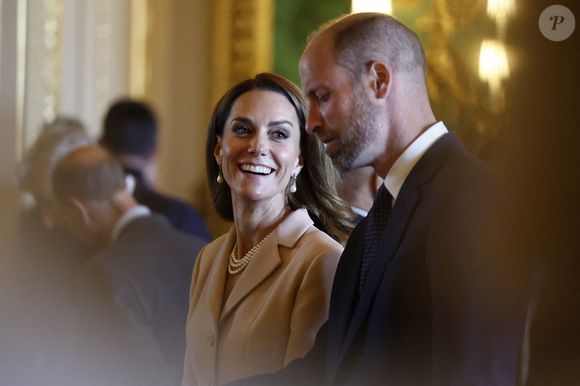 Le Prince et la Princesse de Galles lors d'une visite de l'exposition Royal Collection, dans le Green Drawing Room du château de Windsor, Berkshire, au premier jour de la visite d'État du Président français au Royaume-Uni.  8 juillet 2025. © PA Photos/ABACA