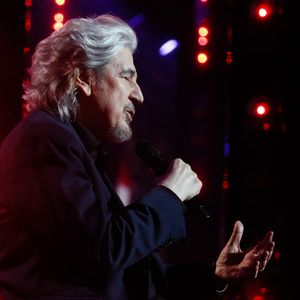 Serge Lama souffre toujours de douleurs dans tous les corps qui l'empêchent de rester debout trop longtemps.

Serge Lama lors de l'enregistrement de l'émission "Serge Lama, le dernier rappel" présentée par F. Bollaert, diffusée le vendredi 21 novembre 2025 sur France 3 à 21h10, au théâtre Marigny à Paris, France, le 29 avril 2025. © Clovis-Moreau/Bestimage