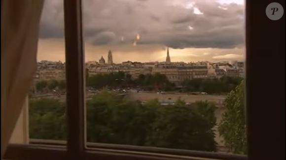 L’appartement sert aussi de cadre aux échanges entre l’impératrice et la réalisatrice, ancienne opposante au régime du chah, montrant leur rapprochement progressif. 

Capture d'écran du documentaire "The Queen and I"