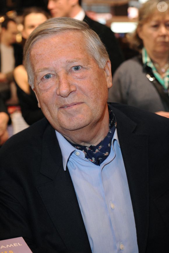 Alain Duhamel signant des exemplaires de son livre lors du 32ème Salon du Livre de Paris qui s'est tenu au Parc des Expositions, Porte de Versailles à Paris, France le 17 mars 2012. Photo by Giancarlo Gorassini/ABACAPRESS.COM