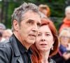 Plusieurs femmes ont compté dans la vie de Julien Clerc. On se souvient de ses romances avec France Gall, puis avec Miou-Miou, puis de son histoire d'amour avec la cavalière Virginie Coupérie-Eiffel.
Julien Clerc et sa compagne Hélène Grémillon - Sortie des obsèques de l'auteure-compositrice-interprète et actrice française Françoise Hardy au crématorium du cimetière du Père-Lachaise à Paris, France. © Jacovides-Moreau/Bestimage