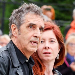 Plusieurs femmes ont compté dans la vie de Julien Clerc. On se souvient de ses romances avec France Gall, puis avec Miou-Miou, puis de son histoire d'amour avec la cavalière Virginie Coupérie-Eiffel. 

Julien Clerc et sa compagne Hélène Grémillon - Sortie des obsèques de l'auteure-compositrice-interprète et actrice française Françoise Hardy au crématorium du cimetière du Père-Lachaise à Paris, France. © Jacovides-Moreau/Bestimage