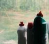 Parmi les incontournables du placard figurent le bicarbonate, le vinaigre blanc et la traditionnelle eau de Javel.