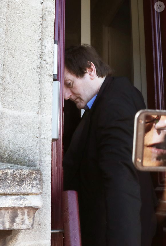 Cela correspond à des modules de soins qui sont une des obligations de la mesure

Pierre Palmade est sorti de la prison de Bordeaux, il purgera sa peine sous bracelet électronique à son domicile. Le 16 avril 2025
L’humoriste, à qui un aménagement de peine a été accordé pour purger sa condamnation après un grave accident de la route en Seine-et-Marne, a quitté ce mercredi matin la prison de Gradignan, près de Bordeaux. Agence / Bestimage
