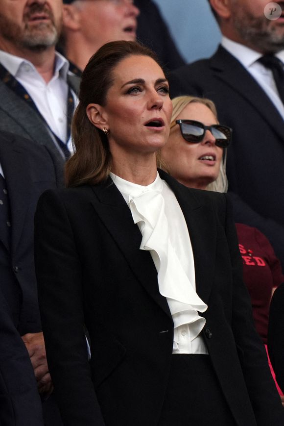 La Princesse de Galles dans les tribunes pendant l'hymne national lors du match de poule A de la Coupe du monde de rugby féminin 2025 à l'American Express Stadium, Brighton. Samedi 6 septembre 2025. Photo by Ben Whitley/PA Wire/ABACAPRESS.COM