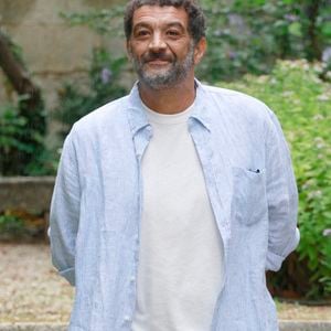 Ils ont appelé Éric (ndlr : son acolyte Éric Judor, avec lequel il a tourné plusieurs films, dont La Tour Montparnasse Infernale) pour lui demander s’il voulait venir me dire un dernier au revoir."

Ramzy Bedia, film Les tourmentés La 18ème édition du festival du Film Francophone d'Angoulême, samedi 30 août 2025. © Christophe Aubert via Bestimage