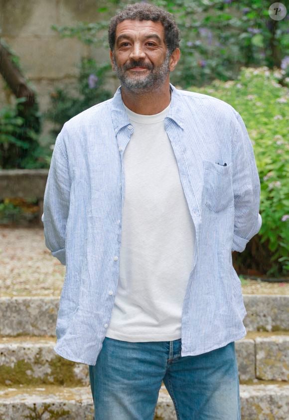 Ils ont appelé Éric (ndlr : son acolyte Éric Judor, avec lequel il a tourné plusieurs films, dont La Tour Montparnasse Infernale) pour lui demander s’il voulait venir me dire un dernier au revoir."

Ramzy Bedia, film Les tourmentés La 18ème édition du festival du Film Francophone d'Angoulême, samedi 30 août 2025. © Christophe Aubert via Bestimage