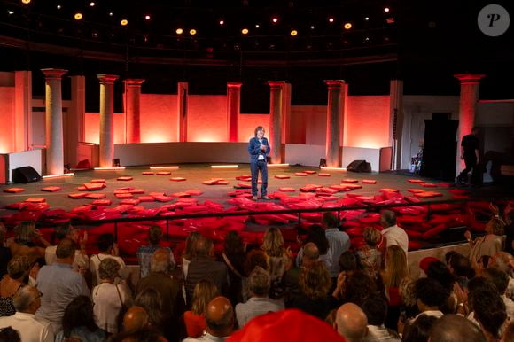 Exclusif - Alex Lutz dans son spectacle "Sexe, Grog et Rocking Chair" au théâtre de Verdure lors du 41ème Festival de Ramatuelle, le 5 aout 2025. © Cyril Bruneau / Festival de Ramatuelle / Bestimage