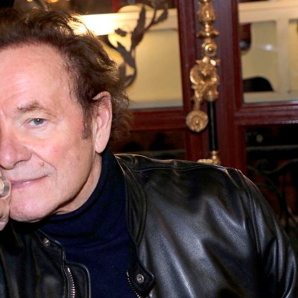 Un choix d’autant plus compréhensible que l’animateur est en rémission d’un cancer de la mâchoire, diagnostiqué en 2021 et soigné avec succès en 2022...

Guillaume Durand - 44ème Cocktail des Ecrivains du cercle MBC dans les salons du Fouquet's à Paris. Le 1er décembre 2022
© Cédric Perrin / Bestimage