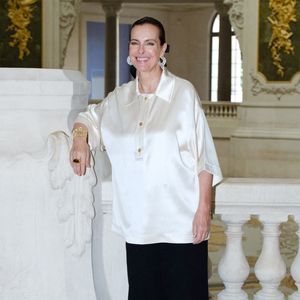 Carole Bouquet au premier défilé Chanel "Collection Haute Couture Automne/Hiver 2026-2027" lors de la Fashion Week de Paris, le 7 juillet 2026.

© Pauline Mourey / Bestimage