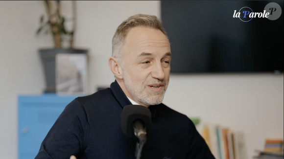 Emmanuel Grégoire, candidat à la mairie de Paris, a fait quelques confidences au sujet de sa jeunesse et ses complexes. Capture d'écran "La Parole" sur Youtube