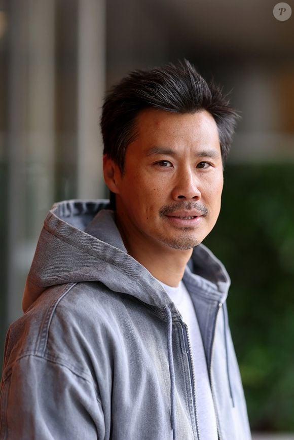 Après trois procédures et autant de refus, il dénonce une justice encore marquée, selon lui, par des biais de genre défavorables aux pères.

Frédéric Chau au village lors des Internationaux de France de Tennis de Roland Garros 2025, à Paris, France, le 26 mai 2025. © Jacovides-Moreau/Bestimage