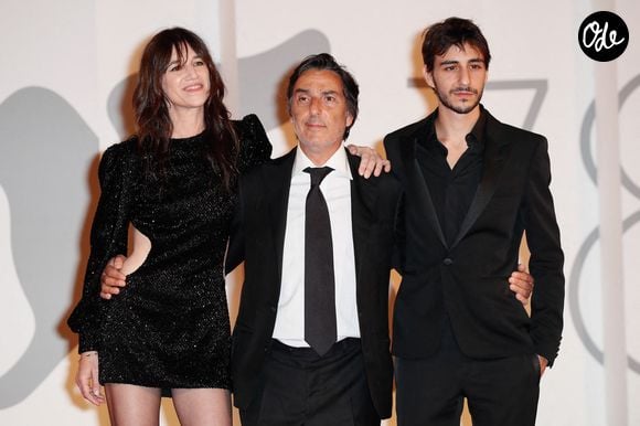 Charlotte Gainsbourg, le réalisateur Yvan Attal et Ben Attal sur le tapis rouge lors de la première du film "Les Choses humaines", dans le cadre de la 78e Mostra de Venise, le 9 septembre 2021 à Venise, en Italie. Photo de Marco Piovanotto/Abaca