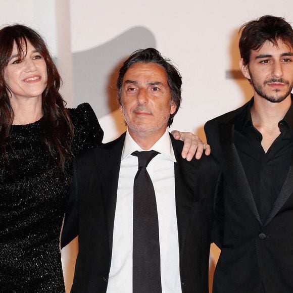Charlotte Gainsbourg, le réalisateur Yvan Attal et Ben Attal sur le tapis rouge lors de la première du film "Les Choses humaines", dans le cadre de la 78e Mostra de Venise, le 9 septembre 2021 à Venise, en Italie. Photo de Marco Piovanotto/Abaca
