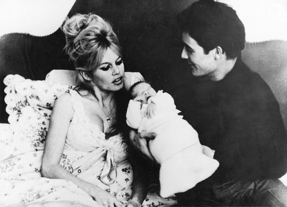 La star du cinéma français Brigitte Bardot avec son fils nouveau-né Nicolas Jacques. Elle a été la première star de langue étrangère à atteindre un niveau de succès international. Elle a épousé l'acteur Jacques Charrier, avec qui elle a eu en 1960 son seul enfant, Nicolas-Jacques Charrier, dont elle est séparée. Crédit photo : Keystone Press Agency/ZUMA Press Wire