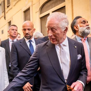 Le roi Charles III d'Angleterre et Camilla Parker Bowles, reine consort d'Angleterre, lors d'un bain de foule dans les rues de Rome, le 9 avril 2025. Le couple royal britannique est en voyage officiel de quatre jours en Italie. Zuma Press / Bestimage