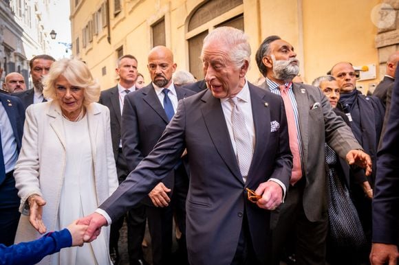 Le roi Charles III d'Angleterre et Camilla Parker Bowles, reine consort d'Angleterre, lors d'un bain de foule dans les rues de Rome, le 9 avril 2025. Le couple royal britannique est en voyage officiel de quatre jours en Italie. Zuma Press / Bestimage