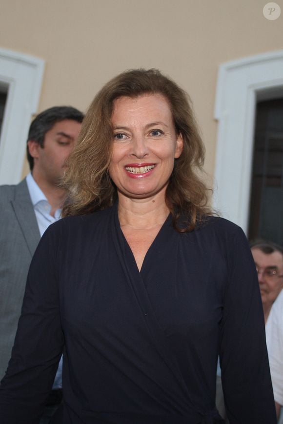 Le président français François Hollande et Valérie Trierweiler arrivent à la gare d'Hyères en provenance de Paris pour commencer leurs vacances d'été au Fort Bregancon, la résidence d'été présidentielle, à Hyères, dans le sud de la France, le 3 août 2012. Photo de ABACAPRESS.COM