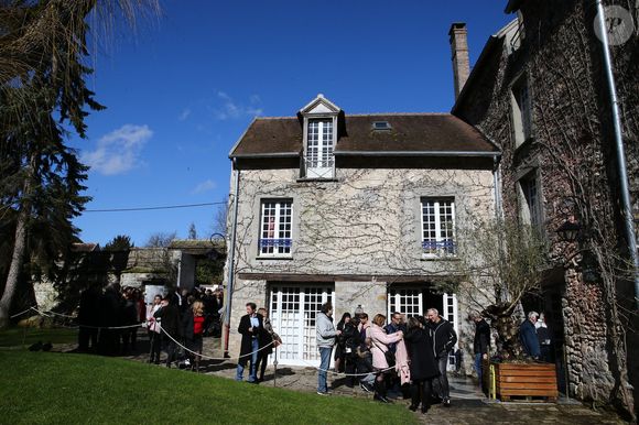 Rassemblement pour les 40 ans de la mort de Claude François à l'église de Dannemois et au cimetière puis visite du moulin ou il habitait le 11 mars 2018. Agence/Bestimage