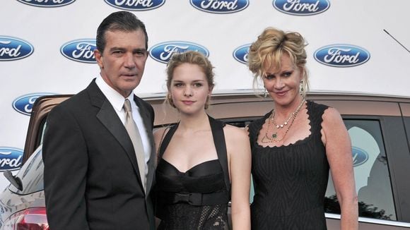 La fille de Melanie Griffith et Antonio Banderas s'est mariée dans un lieu d'exception en Espagne, l'acteur a trinqué avec les journalistes présents à l'extérieur !