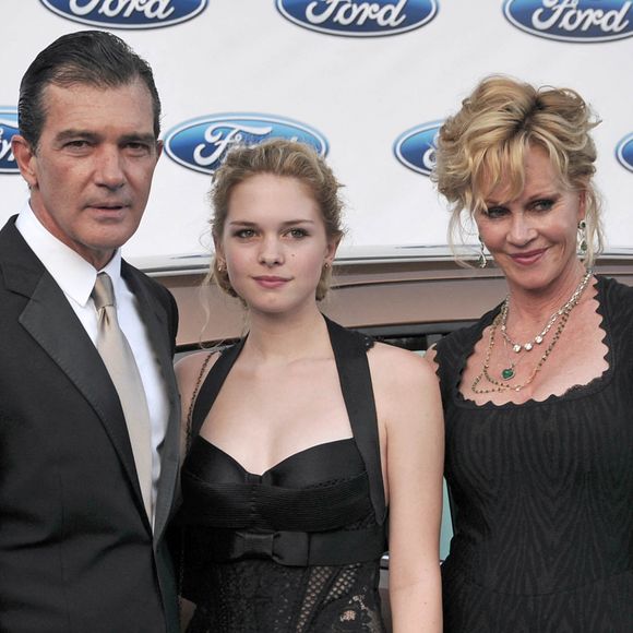Stella del Carmen, la fille d’Antonio Banderas et Melanie Griffith, s’est mariée en Espagne. 

Antonio Banderas, Melanie Griffith et leur fille Stella - Gala Starlite à Marbella. Le 4 août 2012. Photo par Bestimage