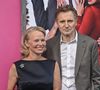 Si bien que grand nombre ont commencé à les suspecter... De se fréquenter ! Le 28 juillet le jour de l'avant-première new-yorkaise du long-métrage, le "Daily Mail" a affirmé qu'ils étaient bel et bien en couple.

Liam Neeson et Pamela Anderson à la première de « The Naked Gun » le 28 juillet 2025 à New York. (STARMAX / BESTIMAGE).