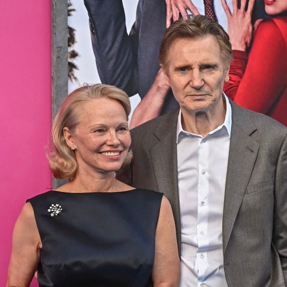 Si bien que grand nombre ont commencé à les suspecter... De se fréquenter ! Le 28 juillet le jour de l'avant-première new-yorkaise du long-métrage, le "Daily Mail" a affirmé qu'ils étaient bel et bien en couple.

Liam Neeson et Pamela Anderson à la première de « The Naked Gun » le 28 juillet 2025 à New York. (STARMAX / BESTIMAGE).