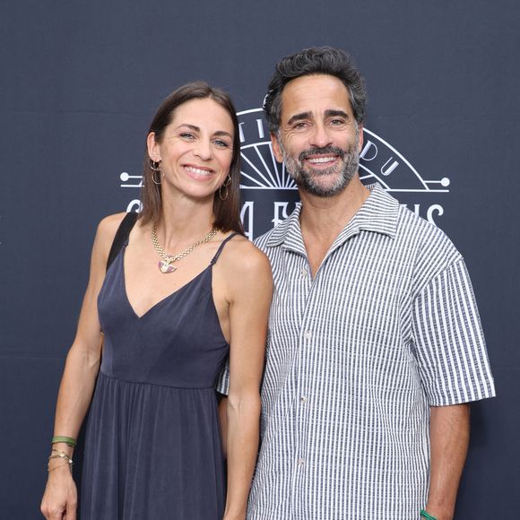 Florent Peyre et sa compagne Virginie Stref au photocall du Festival du Cinéma Francais et de la gastronomie d'Aix-Les-Bains, France, le 7 juin 2025. © Denis Guignebourg/Bestimage