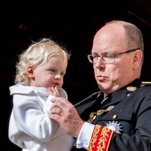 Le Prince Albert II de Monaco, la Princesse Charlène et leurs jumeaux la Princesse Gabriella et le Prince Jacques apparaissent au balcon du Palais Grimaldi dans le cadre des célébrations de la Fête Nationale de Monaco également connue sous le nom de Fête du Prince Souverain, à Monaco le 19 novembre 2016. Photo Robin Utrecht/ABACARESS.COM