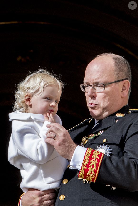 Le Prince Albert II de Monaco, la Princesse Charlène et leurs jumeaux la Princesse Gabriella et le Prince Jacques apparaissent au balcon du Palais Grimaldi dans le cadre des célébrations de la Fête Nationale de Monaco également connue sous le nom de Fête du Prince Souverain, à Monaco le 19 novembre 2016. Photo Robin Utrecht/ABACARESS.COM