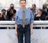 Elle arborait une chemise bleue à fines rayures blanches, manches retroussées et sagement boutonnée jusqu'au col, habillée d'une cravate à rayures diagonales jaunes et sombres. 

Mélanie Thierry au photocall du film "La Vie D'Une Femme" lors du 79ème Festival International du Film de Cannes, France, le 14 mai 2026. © Jacovides-Moreau/Bestimage