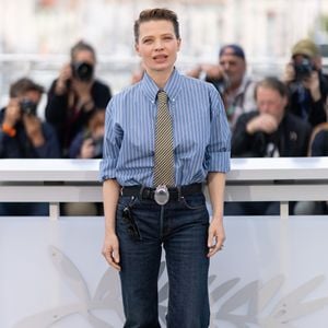 Elle arborait une chemise bleue à fines rayures blanches, manches retroussées et sagement boutonnée jusqu'au col, habillée d'une cravate à rayures diagonales jaunes et sombres. 

Mélanie Thierry au photocall du film "La Vie D'Une Femme" lors du 79ème Festival International du Film de Cannes, France, le 14 mai 2026. © Jacovides-Moreau/Bestimage