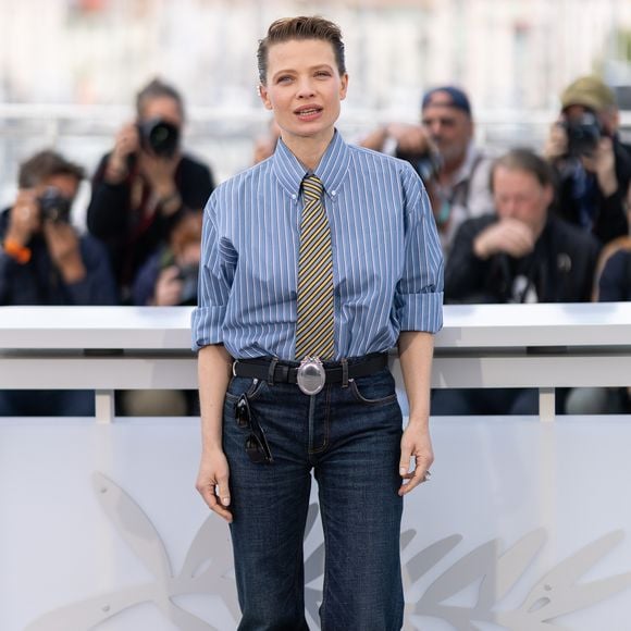 Elle arborait une chemise bleue à fines rayures blanches, manches retroussées et sagement boutonnée jusqu'au col, habillée d'une cravate à rayures diagonales jaunes et sombres. 

Mélanie Thierry au photocall du film "La Vie D'Une Femme" lors du 79ème Festival International du Film de Cannes, France, le 14 mai 2026. © Jacovides-Moreau/Bestimage