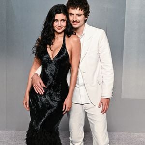 Dans la catégorie du meilleur acteur, c’est finalement Michael B. Jordan qui a été récompensé pour son rôle dans Sinners. 

Kylie Jenner et Timothée Chalamet sur le tapis rouge de la soirée des Oscars 2026 de Vanity Fair qui s'est tenue au Los Angeles County Museum of Art à Los Angeles, CA, le 15 mars 2026. Photo par Anthony Behar/SPUS/ABACAPRESS.COM