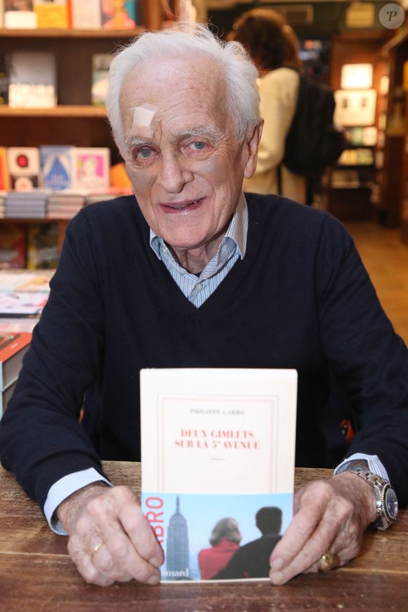Exclusif - Philippe Labro, blessé après une lourde chute à Europe 1, dédicace son livre « Deux gimlets sur la 5ᵉ Avenue » à la Librairie Galignani à Paris, France, le 5 Octobre 2024. 

© Bertrand Rindoff / Bestimage