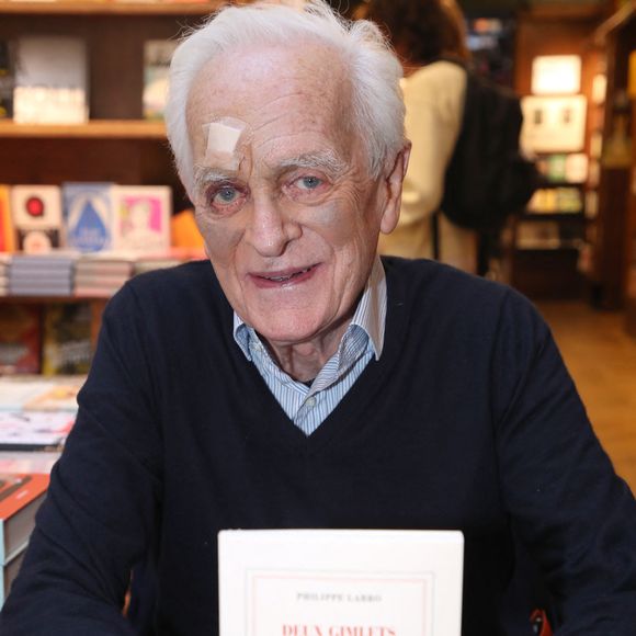 Exclusif - Philippe Labro, blessé après une lourde chute à Europe 1, dédicace son livre « Deux gimlets sur la 5ᵉ Avenue » à la Librairie Galignani à Paris, France, le 5 Octobre 2024. 

© Bertrand Rindoff / Bestimage