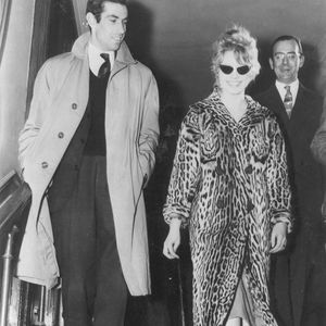 La photo d'archive datée du 13 avril 1957 montre Roger Vadim et sa femme Brigitte Bardot d'humeur plus joyeuse à la sortie d'une procédure de divorce à Paris, en France. Photo by Starstock/Avalon/ABACAPRESS.COM