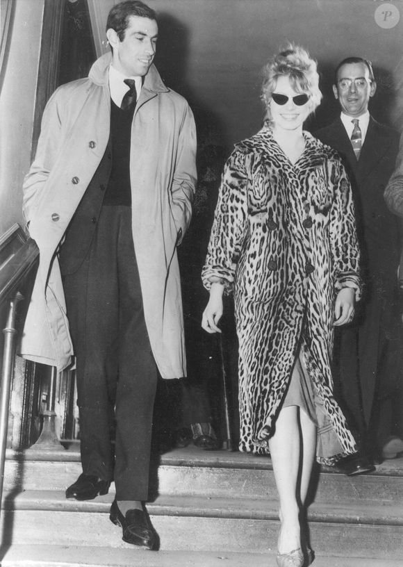 La photo d'archive datée du 13 avril 1957 montre Roger Vadim et sa femme Brigitte Bardot d'humeur plus joyeuse à la sortie d'une procédure de divorce à Paris, en France. Photo by Starstock/Avalon/ABACAPRESS.COM