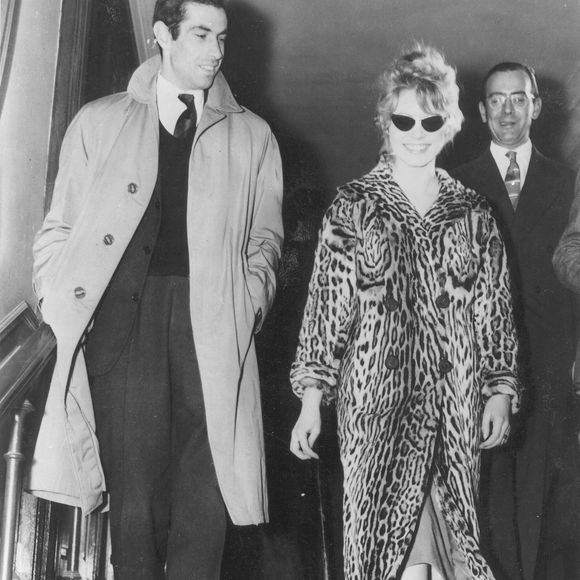 La photo d'archive datée du 13 avril 1957 montre Roger Vadim et sa femme Brigitte Bardot d'humeur plus joyeuse à la sortie d'une procédure de divorce à Paris, en France. Photo by Starstock/Avalon/ABACAPRESS.COM