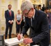 Il salue également son équipe composée de "personnes si ingénieuses, innovantes, créatives et profondément humaines".

Le 6 août 2025, Washington, District de Columbia, USA : Tim Cook, PDG d'Apple, installe un disque en verre gravé sur le Resolute Desk avant que le président Donald Trump n'annonce un investissement de 0 milliard de dollars aux États-Unis, mercredi 6 août 2025, dans le Bureau ovale. (Credit Image : Daniel Torok/White House/ZUMA Press Wire)