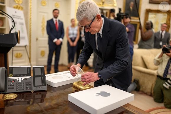 Il salue également son équipe composée de "personnes si ingénieuses, innovantes, créatives et profondément humaines".

Le 6 août 2025, Washington, District de Columbia, USA : Tim Cook, PDG d'Apple, installe un disque en verre gravé sur le Resolute Desk avant que le président Donald Trump n'annonce un investissement de 0 milliard de dollars aux États-Unis, mercredi 6 août 2025, dans le Bureau ovale. (Credit Image : Daniel Torok/White House/ZUMA Press Wire)