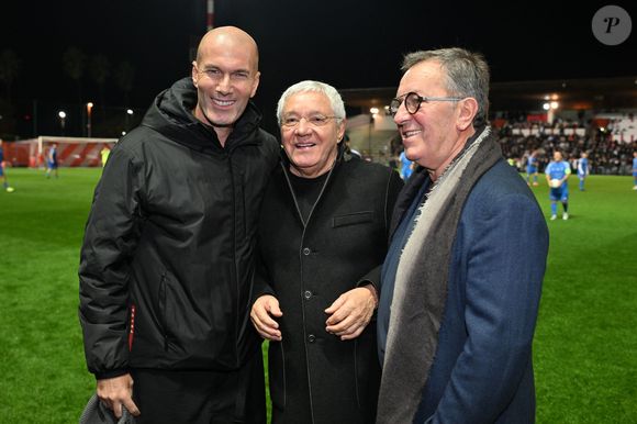 Zinedine Zidane, Mamo, le célèbre restaurateur antibois, et Alain Pedretti, l'ancien président de l'A.S. Cannes, durant la première édition du « match des légendes » opposant l'équipe des Légendes, les anciens de Cannes, à l'équipe des Etoiles avec pour capitaine Didier Deschamps, au stade Pierre de Coubertin à Cannes, le 30 octobre 2025. Les Légendes cannoises, coachées par Luis Fernandez et supportées par Zinedine Zidane qui portait les couleurs cannoises, mais qui n'a pas joué, ont remporté le match 3 à 2. Tous les bénéfices de la soirée seront reversés aux associations les Etoiles de l'Espoir, à l'association Adrien et à l'association Clin d'Oeil, qui oeuvrent pour les plus démunis et la jeunesse. © Bruno Bebert / Dominique Jacovides / Bestimage