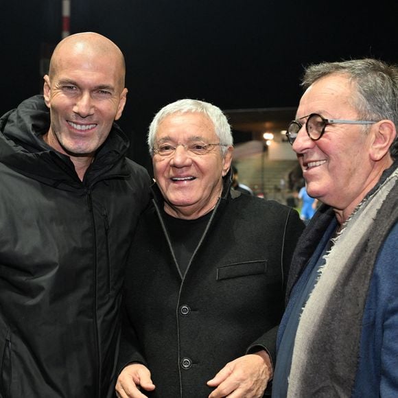 Zinedine Zidane, Mamo, le célèbre restaurateur antibois, et Alain Pedretti, l'ancien président de l'A.S. Cannes, durant la première édition du « match des légendes » opposant l'équipe des Légendes, les anciens de Cannes, à l'équipe des Etoiles avec pour capitaine Didier Deschamps, au stade Pierre de Coubertin à Cannes, le 30 octobre 2025. Les Légendes cannoises, coachées par Luis Fernandez et supportées par Zinedine Zidane qui portait les couleurs cannoises, mais qui n'a pas joué, ont remporté le match 3 à 2. Tous les bénéfices de la soirée seront reversés aux associations les Etoiles de l'Espoir, à l'association Adrien et à l'association Clin d'Oeil, qui oeuvrent pour les plus démunis et la jeunesse. © Bruno Bebert / Dominique Jacovides / Bestimage