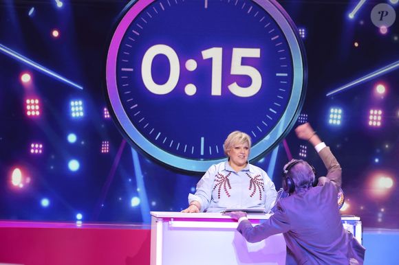 Pour ce numéro inaugural, la chaîne a choisi de mettre les années 90 à l'honneur à travers une série de quiz, d'épreuves musicales et de défis décalés.

Exclusif - Laurence Boccolini, Gilles Verdez, lors de l'enregistrement de l'émission "On Connait La Chanson Années 90", présentée par L.Boccolini et diffusée le 19 mai 2026 sur W9, à Paris, France, le 8 avril 2026. © Jack Tribeca/Bestimage