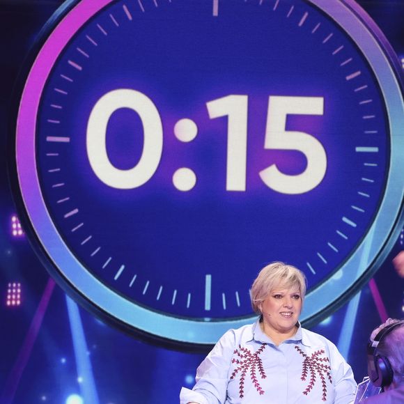 Pour ce numéro inaugural, la chaîne a choisi de mettre les années 90 à l'honneur à travers une série de quiz, d'épreuves musicales et de défis décalés.

Exclusif - Laurence Boccolini, Gilles Verdez, lors de l'enregistrement de l'émission "On Connait La Chanson Années 90", présentée par L.Boccolini et diffusée le 19 mai 2026 sur W9, à Paris, France, le 8 avril 2026. © Jack Tribeca/Bestimage