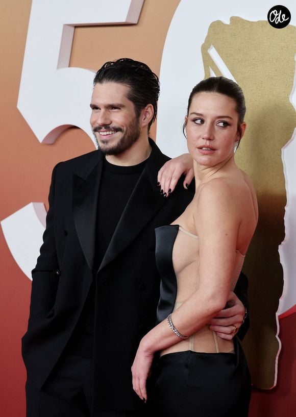 Si sa complicité avec François Civil fait fureur, l'actrice entretient un lien tout aussi fort avec une autre figure du 7e art.

François Civil, Adèle Exarchopoulos - Photocall de la 50ème édition de la cérémonie des César à l'Olympia à Paris, le 28 février 2025 

© Dominique Jacovides - Olivier Borde / Bestimage