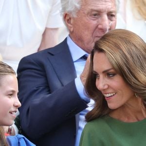 La complicité flagrante entre la mère et sa fille a une nouvelle fois retenu toute l'attention des spectateurs présents.

Kate Middleton et sa fille, la princesse Charlotte, à Wimbledon le 12 juillet 2026. 

© Mirrorpix / Bestimage