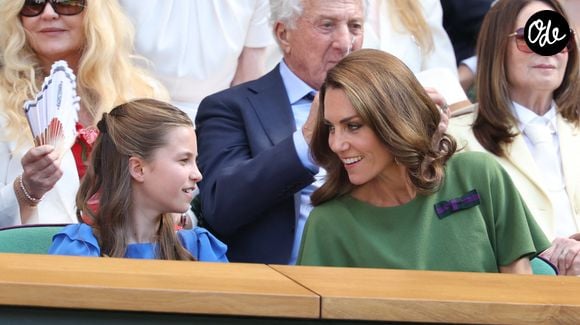 La complicité flagrante entre la mère et sa fille a une nouvelle fois retenu toute l'attention des spectateurs présents.

Kate Middleton et sa fille, la princesse Charlotte, à Wimbledon le 12 juillet 2026. 

© Mirrorpix / Bestimage