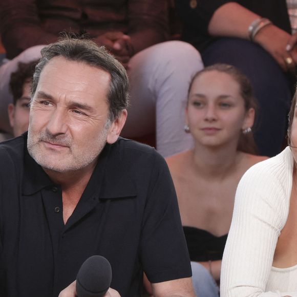 Exclusif - Gilles Lellouche et Adèle Exarchopoulos sur le plateau de l'émission "C à vous" lors du 77e Festival International du Film de Cannes le 22 mai 2024. © Jack Tribeca / Bestimage