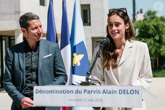 Alors que les enfants Delon étaient invités à l'inauguration du parvis Alain Delon au coeur du Campus Georges Méliès de Cannes, c'est Liv Delon la fille cadette d'Anthony qui est venue en présence du maire de la ville, David Lisnard, à Cannes, France, le 22 mai 2026.  © Sam Delpech/Bestimage